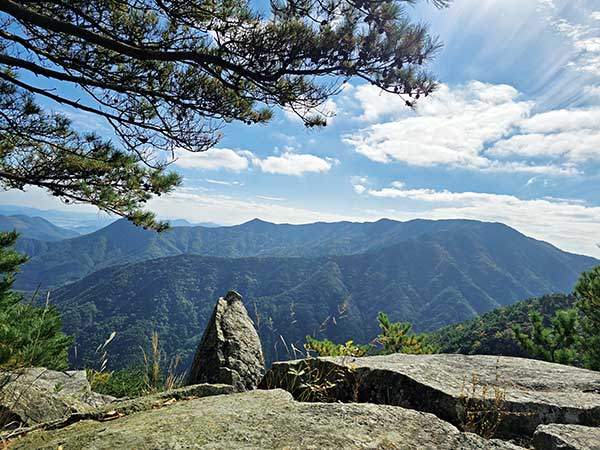 797봉의 조망. 능선을 따라(왼쪽부터) 아래화악산, 윗화악산,화악산 정상의 산봉우리가 솟아 있다.