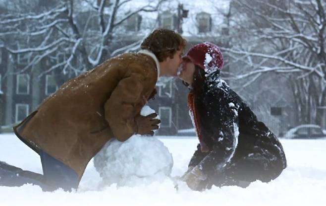 영화 ‘러브 스토리’에서 가장 깊은 인상을 남긴 눈밭 위 스킨십 장면. [IMDB]