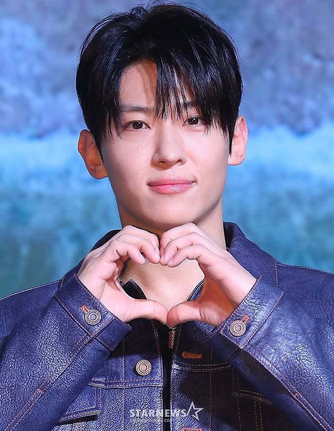 방송인 덱스가 8일 오전 서울 마포구 호텔 나루 엠갤러리에서 진행된 넷플릭스 시리즈 '솔로지옥4' 제작발표회에 참석해 포즈를 취하고 있다.  '솔로지옥4'는 커플이 되어야만 나갈 수 있는 외딴 섬, '지옥도'에서 펼쳐질 솔로들의 솔직하고 화끈한 데이팅 리얼리티쇼. 오는 14일 공개. 2025.01.08 /사진=김창현 chmt@