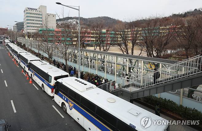 관저 앞에 늘어선 경찰 기동대 버스 (서울=연합뉴스) 황광모 기자 = 법원이 윤석열 대통령에 대한 체포영장을 재발부해 공조수사본부 차원의 영장 2차 집행 시도가 초읽기에 들어간 8일 오후 서울 용산구 한남동 대통령 관저 앞에 경찰 기동대 버스가 줄지어 서 있다. 2025.1.8 hkmpooh@yna.co.kr