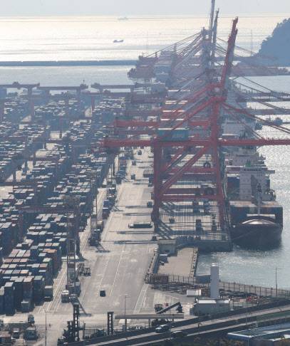 부산 남구 신선대부두에 수출입 화물이 쌓여있다. (사진=연합뉴스)