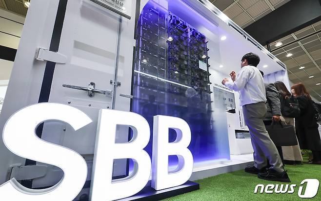 3일 서울 강남구 코엑스에서 열린 '코리아 스마트그리드 엑스포 2024'에서 관람객들이 전시 부스를 둘러보고 있다. 스마트그리드·전력 신산업 분야 신기술과 제품을 한 눈에 볼 수 있는 '코리아 스마트그리드 엑스포 2024'는 이날부터 오는 5일까지 진행된다. 2024.4.3/뉴스1 ⓒ News1 김도우 기자