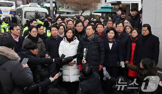 김기현 국민의힘 의원을 비롯한 여당 의원들이 6일 서울 용산구 윤석열 대통령 관저 앞에서 입장을 밝히고 있다. 2025.1.6/뉴스1 ⓒ News1 박세연 기자