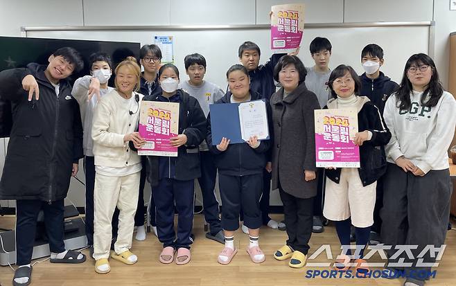 선미향 종암중 교장, 이은자 교감이 교육감상을 받은 서울리머들, 최현정 특수교사와 시상 후 기념사진을 찍고 있다.