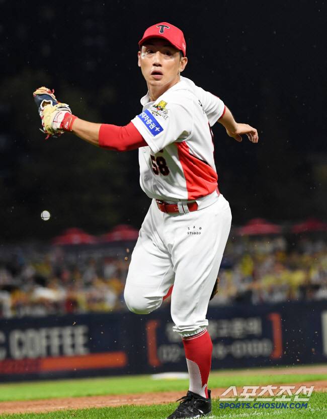 21일 광주 기아챔피언스필드에서 열린 한국시리즈 1차전 KIA 타이거즈와 삼성 라이온즈의 경기. 3회초 삼성 류지혁 내야 땅볼 때 KIA 유격수 박찬호 송구가 뒤로 빠지자 1루수 서건창이 놀라고 있다. 광주=박재만 기자 pjm@sportschosun.com/2024.10.21/