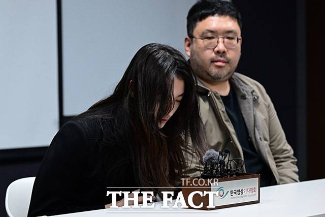 이날 기자간담회에 참석한 메이플 씨가 인사말을 하며 자신을 조력한 김도형 단국대 교수, 조성현 '나는 신이다' 프로듀서, 가족 등 관계자들에게 감사 인사를 하고 있다.