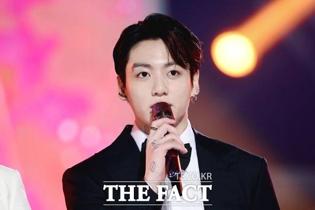 방탄소년단 정국이 새해를 맞이해 팬들에게 "다들 복 많이 받으셨으면 좋겠다"고 인사했다. /더팩트 DB