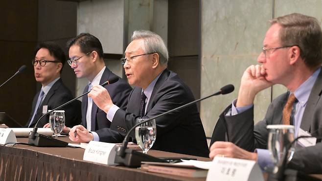 8일 서울 중구 더 플라자 호텔에서 한국국가전략연구원, 미국 브루킹스 연구소와 조선일보가 ‘미국 신행정부 출범과 한미동맹의 미래’를 주제로 국제회의를 개최했다. 왼쪽부터 박원곤 이화여대 교수, 앤드루 여 브루킹스연구소 한국 석좌, 김숙 전 유엔대사, 브루스 클링너 헤리티지재단 선임연구원. /고운호 기자