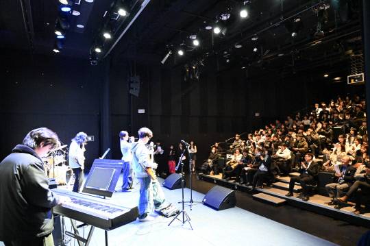 장기자랑으로 밴드공연을 선보이는 세종고등학교 학생들. 세종시문화관광재단 제공