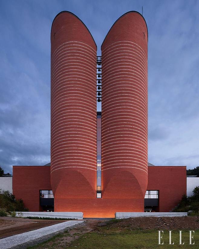 두 개의 원형 탑이 압도적인 위용을 자랑하는 남양성모성지 대성당.