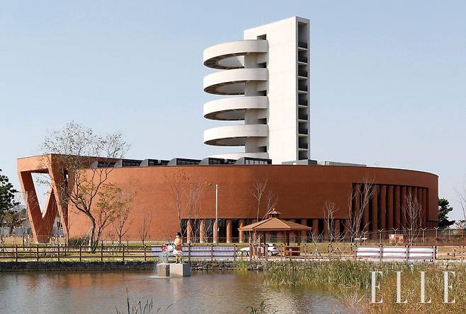 매향리평화기념관은 매향리(Maehyang-ri), 박물관(Museum), 기념비(Memorial)의 앞 글자를 따 ‘M’이라는 알파벳을 건축 디자인에 반영했다.