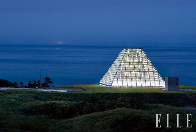 제주에 자리 잡은 ‘아고라’는 정사각형 그리드로 설계돼 피라미드 모양의 유리 프리즘을 통해 내부와 외부를 연결한다.