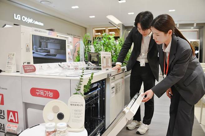 목돈 필요없이 최신 제품을 경험할 수 있는 가전 구독시장이 커지고 있다. 롯데백화점 부산본점 LG전자에 구독가능한 식기세척기가 진열되어 있다. 롯데백화점 제공