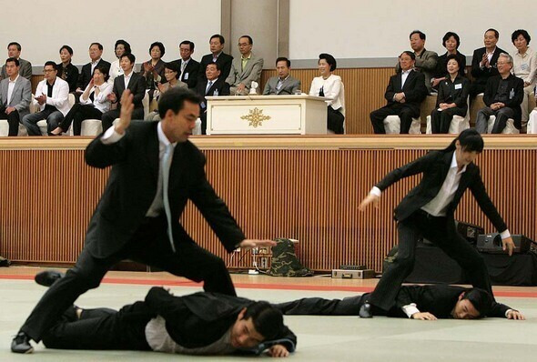 청와대 연무관에서 대통령 경호처 소속 경호원들이 이명박 전 대통령 부부가 지켜보는 가운데 경호 시범을 펼치고 있다. 2008년 9월6일. 한겨레자료사진