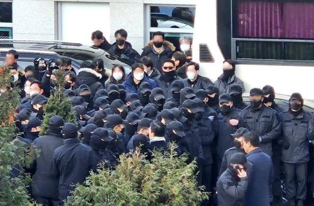 지난 3일 서울 용산구 한남동 대통령 관저 검문소에 진입한 고위공직자범죄수사처 수사관들이 경호처 직원과 육군 수도방위사령부 55경비단 병력으로 추정되는 인원들에게 막혀서 나아가지 못하고 있다. 뉴스1