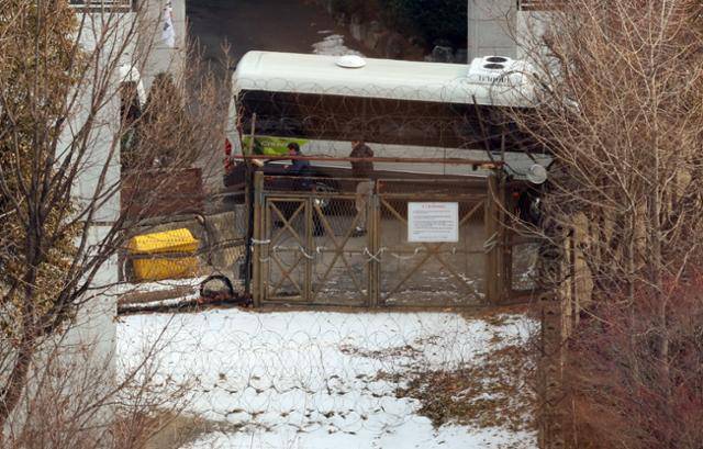 윤석열 대통령에 대한 체포영장을 재발부한 가운데 8일 서울 용산구 한남동 관저 입구는 철조망과 쇠사슬 등으로 봉쇄돼 있다. 뉴스1