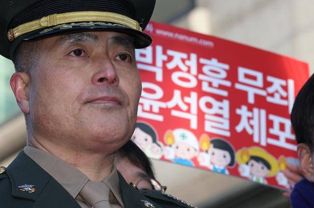 박정훈 전 해병대 수사단장이 1심 선고를 앞둔 9일 오전 서울 용산구 군사법원 앞에서 열린 군인권센터 주최 기자회견에 참석해 있다. 연합뉴스