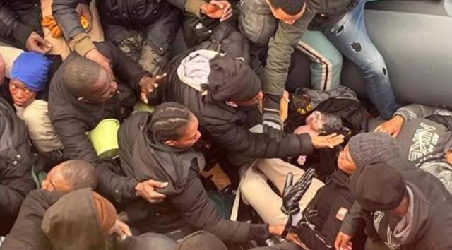 스페인 소속 해상구조대 '과다마르탈리아'가 스페인령 카나리아 제도 인근 해역에서 구조한 이민 보트에 갓 태어난 아기가 타고 있다. 과다마르탈리아 관계자 살바멘토 마리티모 촬영