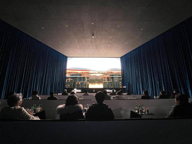 한남4구역 정비사업조합 조합원들이 지난달 26일 현대건설이 용산구 한남동에 개관한 대형 홍보관을 찾아 설명을 듣고 있다. 김민호 기자