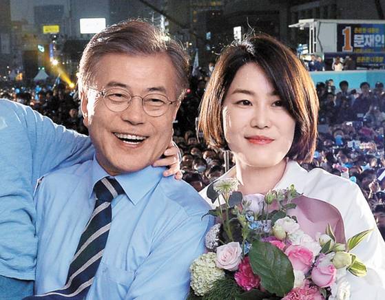2017년 5월 8일 당시 문재인 더불어민주당 대선후보가 서울 광화문광장에서 진행된 제19대 대통령 선거 마지막 유세에서 딸 다혜씨와 기념 촬영을 하고 있다. 뉴시스