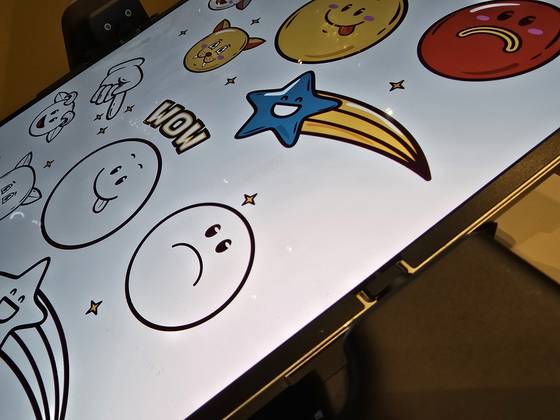 폴더블 디스플레이의 약점으로 꼽히는 접힌 자국을 최소화한 삼성디스플레이의 시제품. 육안으로는 접힌 자국을 발견하는 것이 불가능에 가깝다. 라스베이거스=이희권 기자