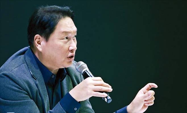 최태원 SK그룹 회장이 8일(현지시간) ‘CES 2025’에서 열린 기자간담회에서 질문에 답하고 있다.  /SK 제공