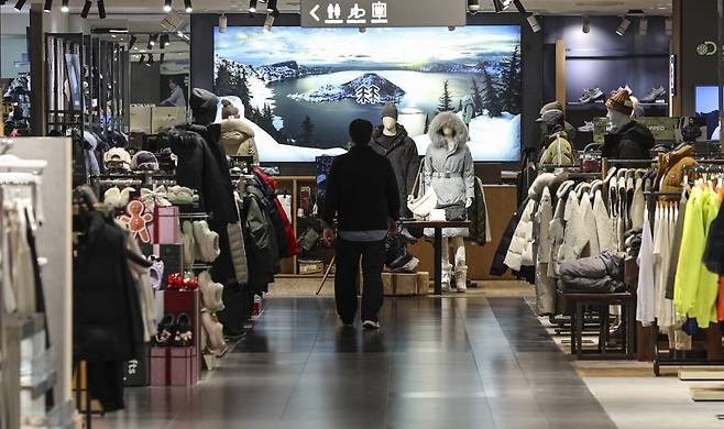 서울 시내의 한 백화점이 한산한 모습을 보이고 있다.사진=한경 임형택기자