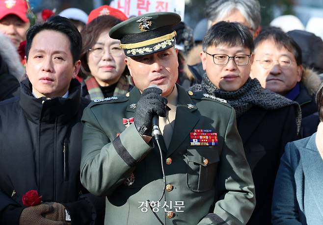 해병대 채모 상병 순직 사건과 관련해 항명과 상관명예훼손 혐의로 기소된 박정훈 전 해병대 수사단장(대령)이 9일 오전 서울 용산구 국방부 군사법원에서 열린 1심 선고 공판에서 무죄 판결을 받은 후 소감을 밝히고 있다. 한수빈 기자