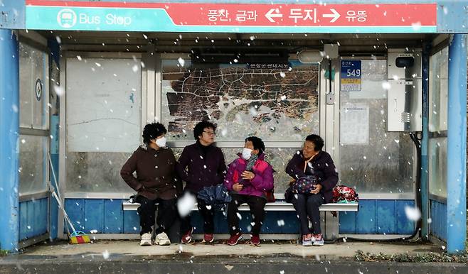 전북 순창군 풍산면 ‘두지마을’ 주민들이 지난 11월 27일 마을입구에 있는 정류장에 앉아 버스를 기다리고 있다. 서성일 선임기자