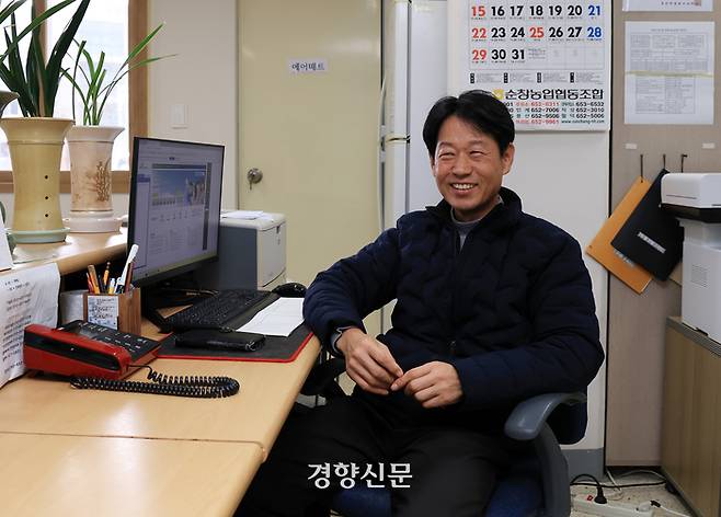 전북 순창군 풍산면 두지마을 이장 이용희씨가 마을 인근의 한 아파트 관리사무소에서 일을 하고 있다.  서성일 선임기자