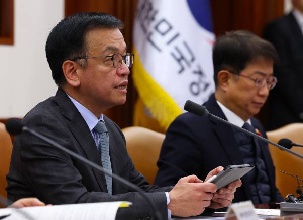 최상목(왼쪽) 대통령 권한대행 부총리 겸 기획재정부 장관이 9일 정부서울청사에서 ‘국정현안조정회의 겸 경제관계장관회의’를 하고 있다. 대통령실 통신사진기자단 제공