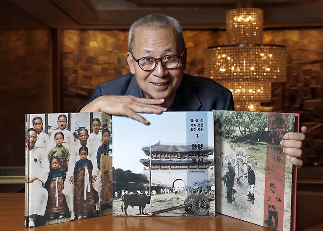 Hsu Chung-mao, a Taiwanese photo journalist and head of Hsu Chung Mao Studio, holds up his three-volume photo collection “Korea in Rare Photographs” (2023). [PARK SANG-MOON]