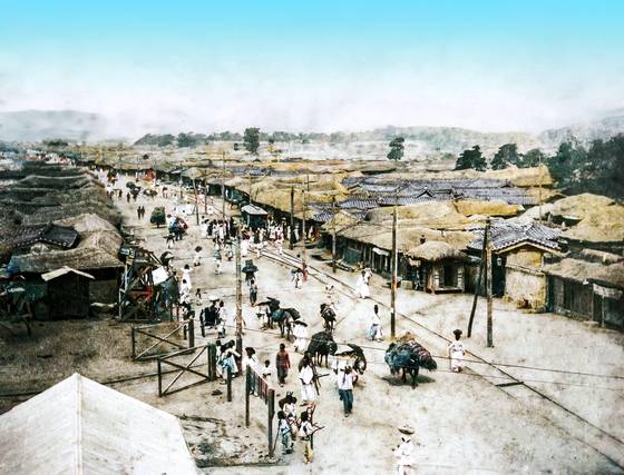 A view of Seoul, which was then called Hanyang, featuring old traditional Korean houses [HSU CHUNG MAO STUDIO]