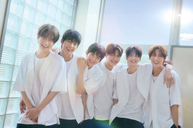 지난해 데뷔곡 ‘첫 만남은 계획대로 되지 않아’로 연간 차트 1위에 오른 그룹 투어스. 사진제공=플레디스 엔터테인먼트