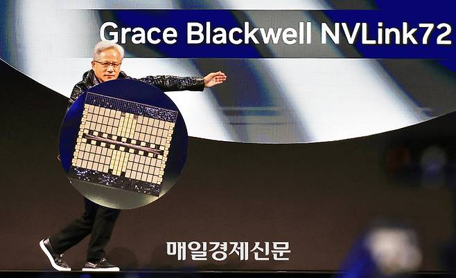 그레이스 블랙웰 NVLink72 들고 나타난 젠슨 황 [사진 = 연합뉴스]