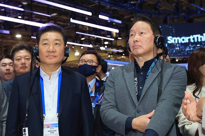 최태원 SK그룹 회장이 8일 오전(현지시간) CES 2025가 열리고 있는 미국 네바다주 라스베이거스 컨벤션센터 센트럴홀 삼성전자 전시관을 방문해 한종희 삼성전자 디바이스경험(DX) 부문장(부회장)과 설명을 듣고 있다. 2025.1.9
[사진 = 연합뉴스]