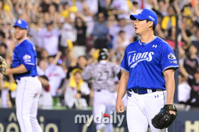 2024년 6월 27일 서울 잠실야구장에서 진행된 '2024 신한 SOL 뱅크 KBO 리그' 삼성-LG의 경기. 삼성 오승환이 8회말 박동원에게 적시타를 허용한 뒤 아쉬워 하고 있다./마이데일리