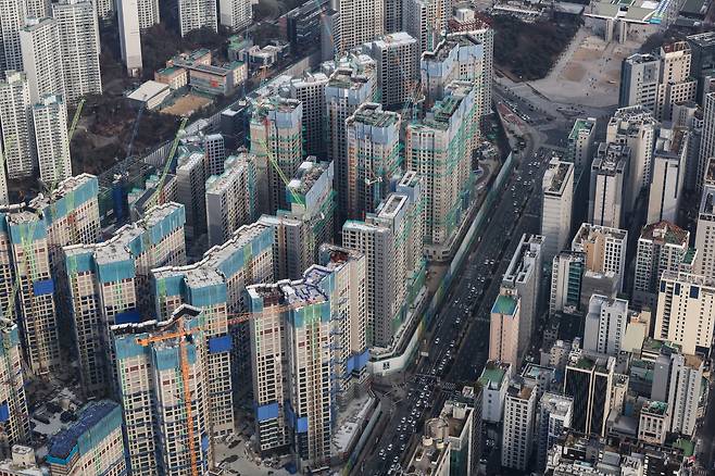 서울 시내 아파트 신축 현장 모습. [연합]