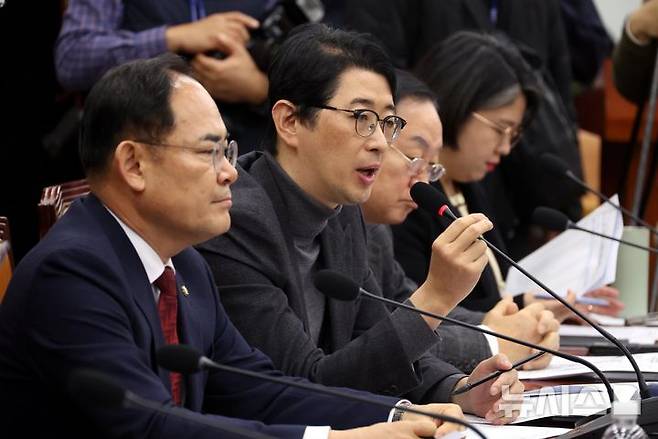 [서울=뉴시스] 조성봉 기자 = 주진우 국민의힘 의원이 7일 오전 서울 여의도 국회에서 열린 윤석열 정부의 비상계엄 선포를 통한 내란 혐의 진상규명 국정조사특별위원회에서 의사진행 발언을 하고 있다.  2025.01.07. suncho21@newsis.com