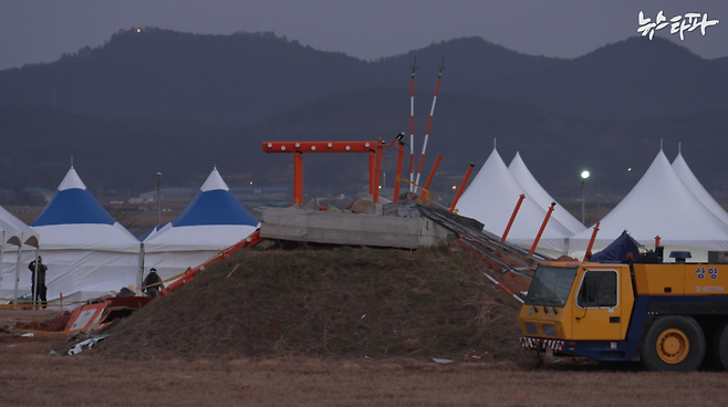 무안국제공항에 설치된 둔덕에 제주항공 여객기가 충돌해 폭발하며 ‘콘크리트 둔덕’이 사고 피해를 키웠다는 논란이 일었다.&nbsp;