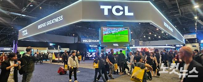 7일(현지시간) 개막한 'CES 2025'의 TCL 전시관에 참관객들이 발걸음을 이어가고 있다. 김수영 기자