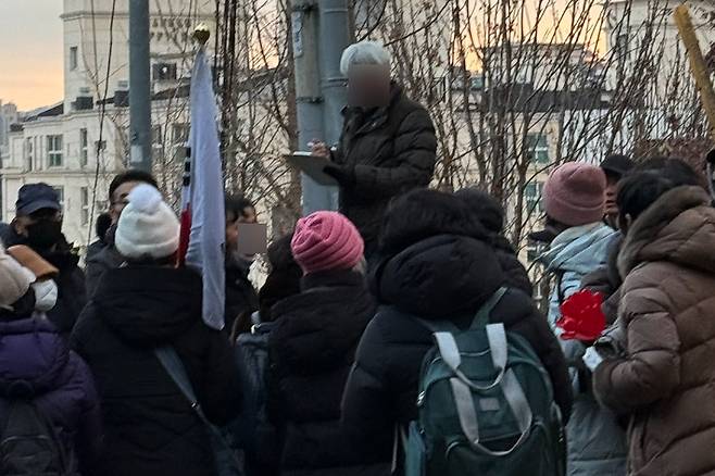 '태극기 부대' 집회 참가자들이 알바비를 받는 듯한 장면을 포착했다는 목격담이 SNS에 올라와 화제를 모으고 있다. SNS 캡처