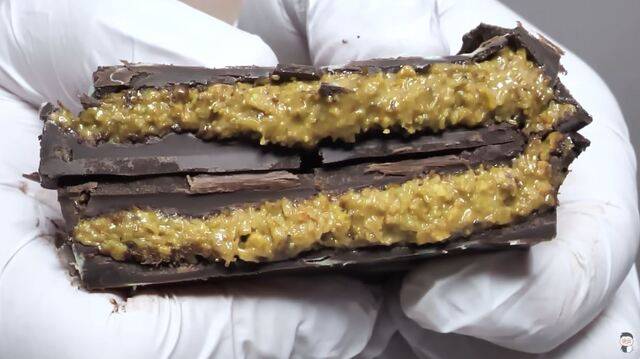 유튜버 흑백리뷰가 ‘두바이 초콜릿’ 단면을 자른 모습. 흑백리뷰 유튜버 영상 캡처