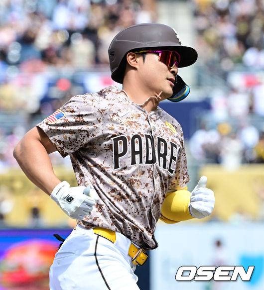 [OSEN=펫코파크(샌디에이고 미국 캘리포니아주), 지형준 기자] 샌디에이고 파드리스 김하성(29)이 시즌 첫 홈런을 터뜨렸다.&nbsp;김하성은 1일(한국시간) 미국 캘리포니아주 샌디에이고 펫코 파크에서 열린 2024시즌 메이저리그 샌프란시스코 자이언츠와의 경기에 5번 유격수로 선발출전해 4타수 3안타 1홈런 3타점 3득점 1볼넷으로 활약했다.&nbsp;샌디에이고의 13-4 승리.2회말 2사 1, 3루에서 두 번째 타석에 들어선 김하성이 샌프란시스코 제프리스의 초구 87.5마일(약 140.8km) 체인지업을 받아쳐 좌측 담장을 넘어가는 스리런홈런을 터뜨리고 그라운드를 돌고 있다. 2024.04.01 /jpnews@osen.co.kr