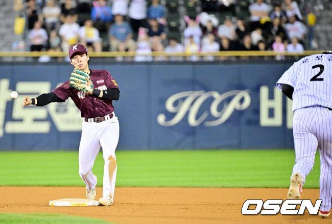 [OSEN=잠실, 민경훈 기자] 26일 오후 서울 잠실구장에서 ‘2024 신한 SOL BANK KBO리그’ LG 트윈스와 키움 히어로즈의 경기가 진행됐다.이날 홈팀 LG는 에르난데스를, 키움은 김윤하를 선발투수로 내세웠다.6회말 1사 주자 1루 LG 김범석의 3루수 앞 병살타때 키움 2루수 김혜성이 2루에서 LG 문보경을 포스아웃 시킨 후 1루로 송구하고 있다. 2024.09.26 / rumi@osen.co.kr