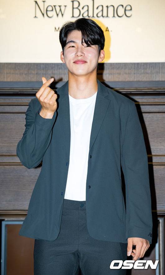 [OSEN=민경훈 기자] 16일 오후 서울 성동구에 위치한 한 스포츠 의류 브랜드 매장에서 포토콜 행사가 열렸다. 이 자리에는 싱어송라이터 겸 화가 마이큐, 야구선수 김혜성, 앰버서더 김연아가 참석했다.김혜성이 포즈를 취하고 있다. 2024.10.16 / rumi@osen.co.kr