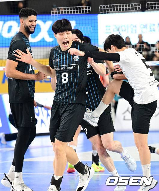 [OSEN=천안, 김성락 기자] 승리가 확정된 순간 현대 손찬홍이 동료 선수들과 기쁨을 나누고 있다. 2025.01.07 / ksl0919@osen.co.kr