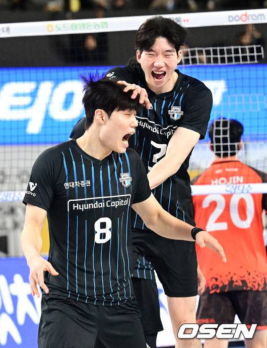 [OSEN=천안, 김성락 기자] 승리가 확정된 순간 현대 손찬홍이 허수봉과 기쁨을 나누고 있다. 2025.01.07 / ksl0919@osen.co.kr