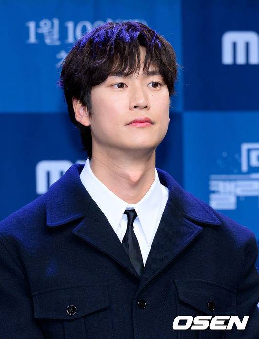 [OSEN=이대선 기자] 9일 오후 서울 상암 MBC 골든마우스홀에서 MBC 새 금토드라마 ‘모텔 캘리포니아’ 제작발표회가 열렸다.'모텔 캘리포니아’는 시골의 모텔에서 태어나 모텔에서 자란 여자 주인공이 12년 전 도망친 고향에서 첫사랑과 재회하며 겪는 우여곡절 첫사랑 리모델링 로맨스로 오는 10일 밤 9시 50분 첫 방송된다.배우 나인우가 취재진의 질문을 듣고 있다. 2025.01.09 /sunday@osen.co.kr