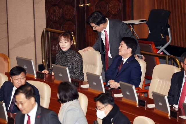 ▲국민의힘 권성동 원내대표가 8일 오후 국회 본회의에서 김예지 의원과 대화하고 있다. ⓒ연합뉴스